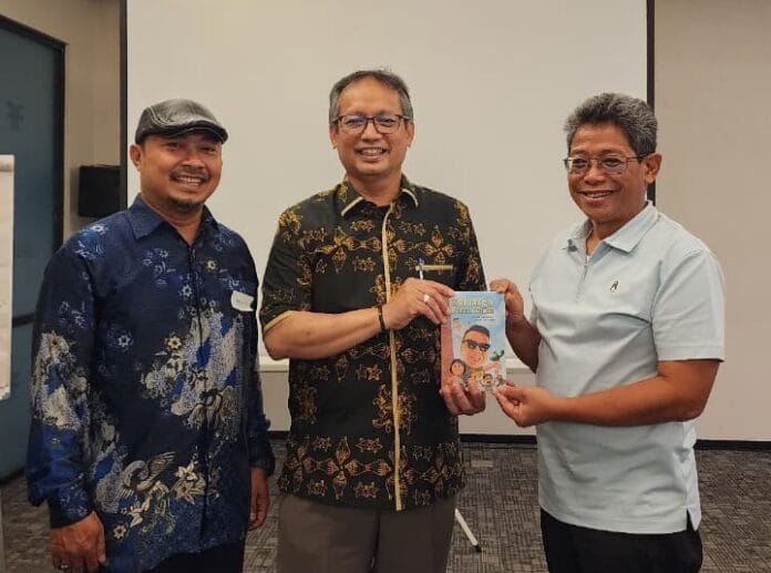 Naufal Mahfudz (tengah) bersama Ketua Umum Ikatisa Hendy Triyunianto (kiri) dan Pembina Ikatisa Gunadi Setiadarma memamerkan buku Keluarga Berencanda yang ditulis alumni SMA 31, komedian Abdel Achrian dan wartawan senior St Eries ‘Ires’ Adlin