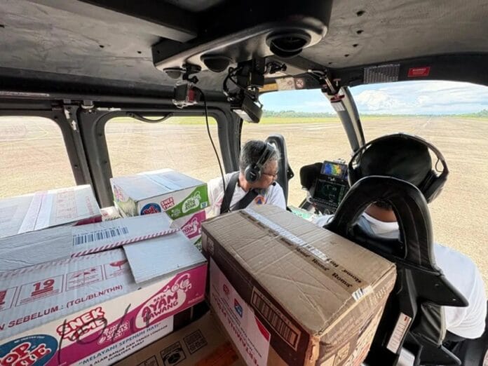 Bantuan pangan dan non-pangan yang didistribusikan melalui udara dengan armada dari BNPB, TNI AU dan Basarnas. Dropping bantuan bertahap menyesuaikan kapasitas dan kemampuan helikopter untuk membawa berat bantuan. Hingga hari ini, Selasa 2 Desember 2025, sebanyak 4,1 ton bantuan dikirimkan ke beberapa wilayah terdampak di Provinsi Sumatra Barat/Pusdatinkom BNPB