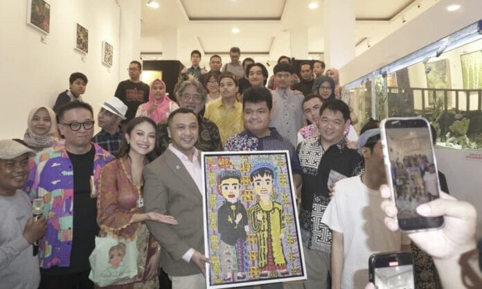 Wakil Menteri Kebudayaan Giring Ganesha bersama dengan peserta pameran Art Spectrum 20’20 di 75 Gallery