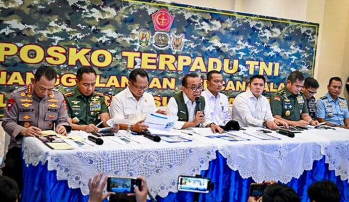 Menko Pratikno menyampaikan keterangan pers di Posko Nasional Penanggulangan Bencana di Halim Perdanakusuma, Jakarta, pada Rabu, 3 Desember 2025./ BPMI Setpres
